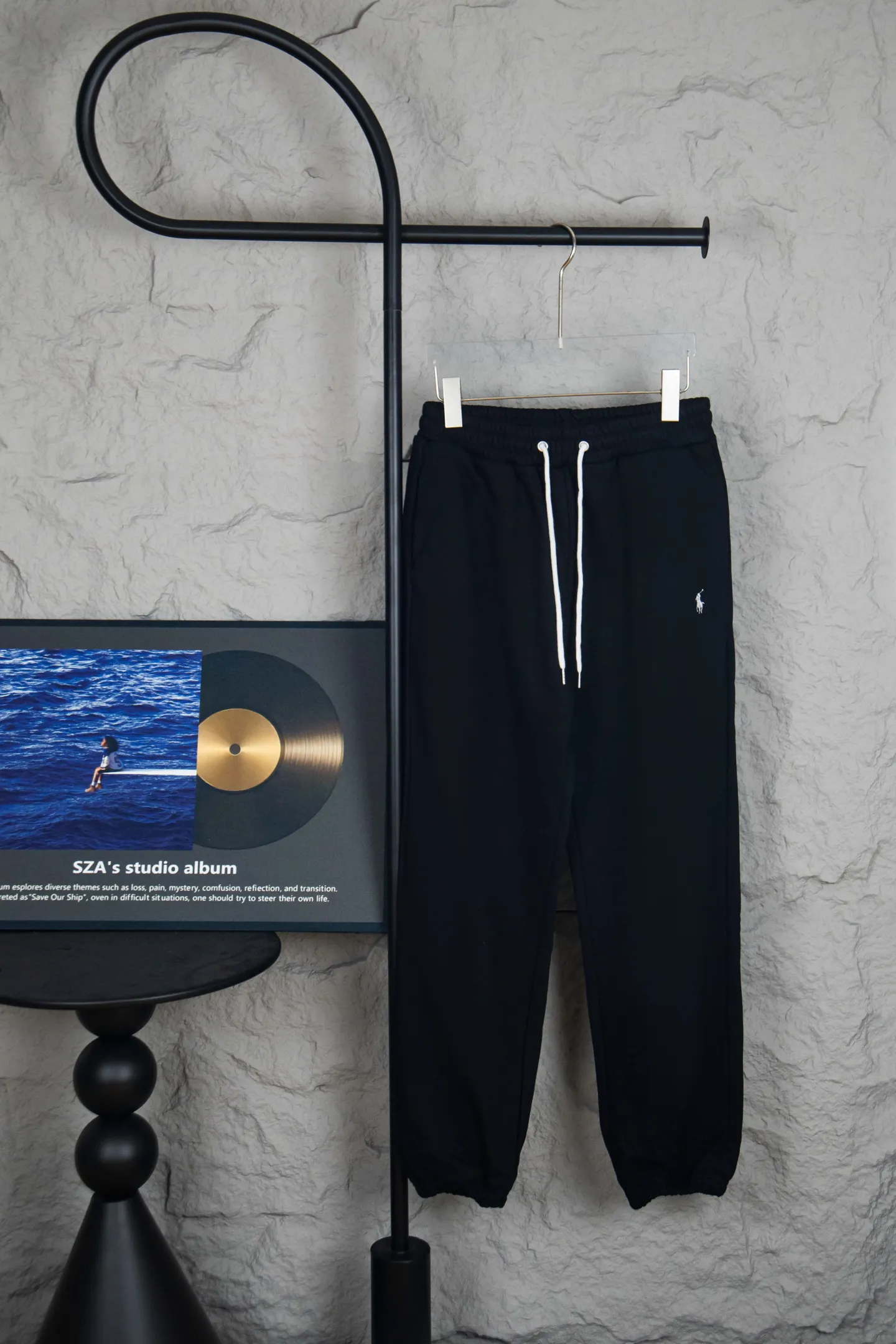🅿️200 Style No.: M211 Ralph Lauren Ralph Lauren suit sweatpants. Pure cotton treated with anti-static technology. Does not stain dust and has no loose hair. The elastic waist is used with a drawstring. Very body-friendly. The cotton is comfortable and soft. The upper body is casual and free. Regular beveled double pockets on both sides. The white brand logo on the left trouser leg collides with the black of the trousers. Although it is small, it is quite recognizable. The brand adds a young and fashionable atmosphere to the original sense of luxury. It can be called a cold-proof weapon. A simple base layer is enough to resist the severe cold, making it more fluffy and warm. Color: Gray, Black, Navy SIZE: S-XL